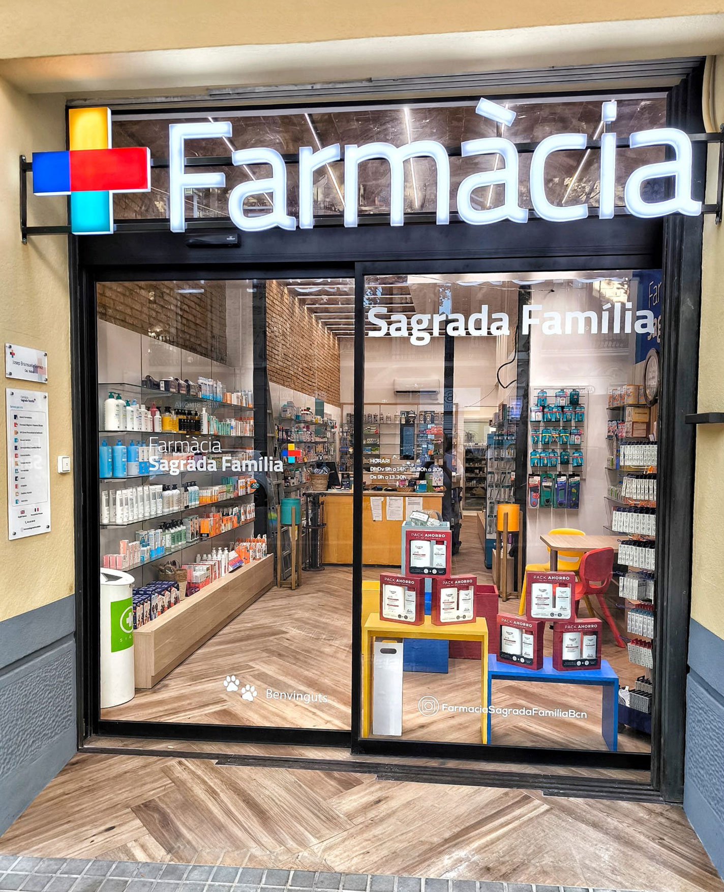 Entrada Farmàcia Sagrada Família